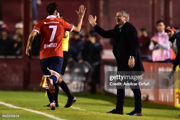 Martin Benitez of Independiente celebrates with Ariel Holan coach of Independiente after scoring the opening goal during a match between...