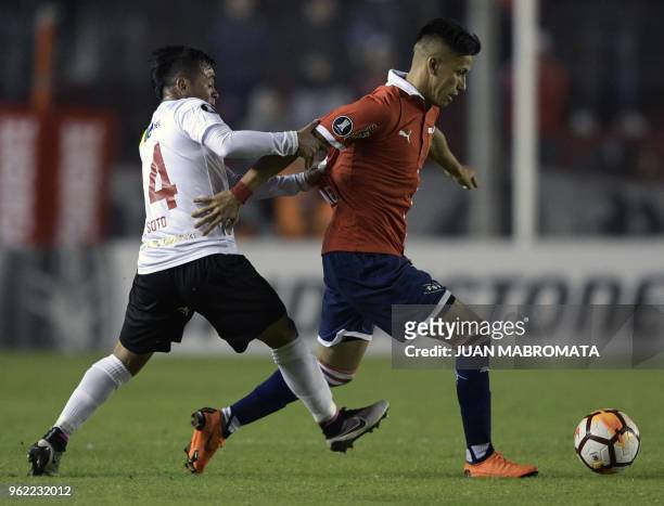 Argentina's Independiente midfielder Maximiliano Meza vies for the ball with Venezuela's Deportivo Lara midfielder Heribert Soto during their Copa...