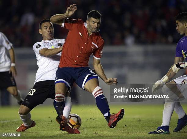 Argentina's Independiente forward Emmanuel Gigliotti vies for the ball with Venezuela's Deportivo Lara defender Henri Pernia during their Copa...