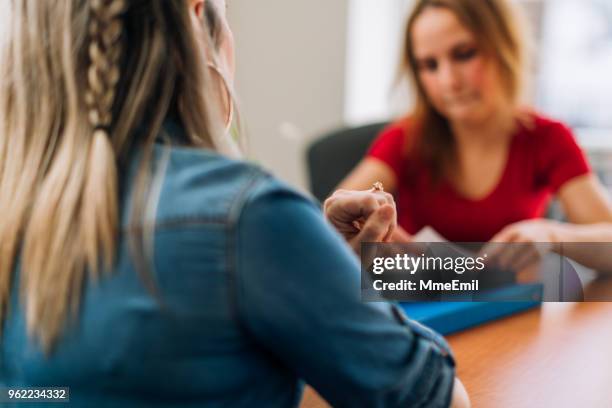 trabajadora social, entrevistando a un paciente o cliente - assistente social fotografías e imágenes de stock