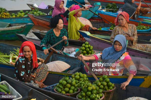 aktivitäten bei lok baintan schwimmenden markt - indonesien - banjarmasin stock-fotos und bilder