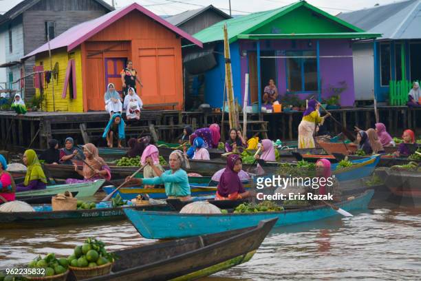 活動在樂 baintan 浮動市場-印尼 - kalimantan 個照片及圖片檔