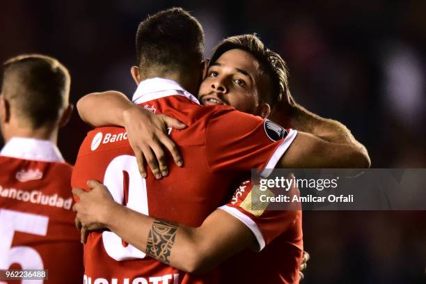 Emmanuel Gigliotti of Independiente celebrates after scoring the second goal of his team with Martin Benitez during a match between Independiente and...