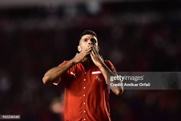 Emmanuel Gigliotti, of Independiente celebrates after scoring the second goal of his team during a match between Independiente and Deportivo Lara as...