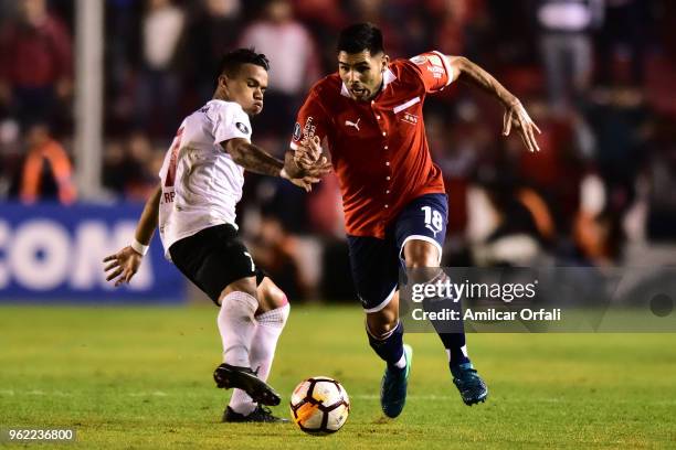 Silvio Romero of Independiente fights for the ball with Jose Reyes of Deportivo Lara during a match between Independiente and Deportivo Lara as part...