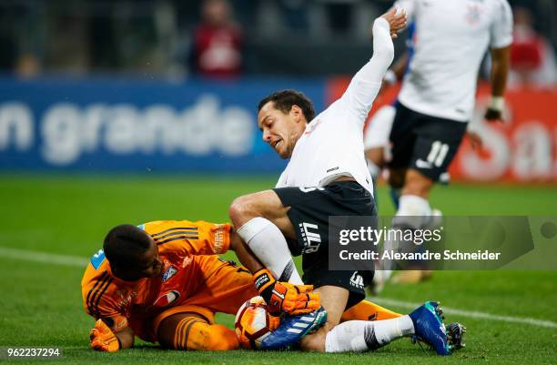 Wulkier Farinez of Milionarios of Colombiain and Rodriguinho of Corinthians in action during the match against Corinthians for the Copa CONMEBOL...