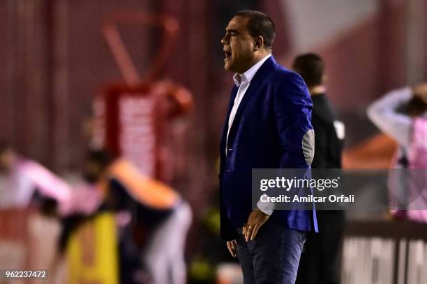 Leonardo González coach of Independiente shouts during a match between Independiente and Deportivo Lara as part of Copa CONMEBOL Libertadores 2018 at...