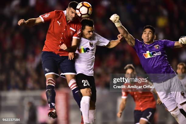 Emmanuel Gigliotti of Independiente and Giacomo Di Giorgio of Deportivo Lara head the ball during a match between Independiente and Deportivo Lara as...