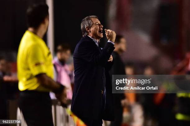 Ariel Holan head coach of Independiente gestures during a match between Independiente and Deportivo Lara as part of Copa CONMEBOL Libertadores 2018...