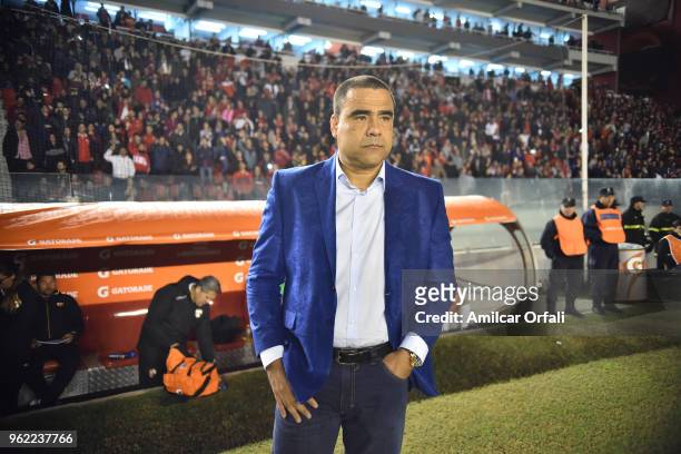 Leonardo González head coach of Deportivo Lara looks on during a match between Independiente and Deportivo Lara as part of Copa CONMEBOL Libertadores...