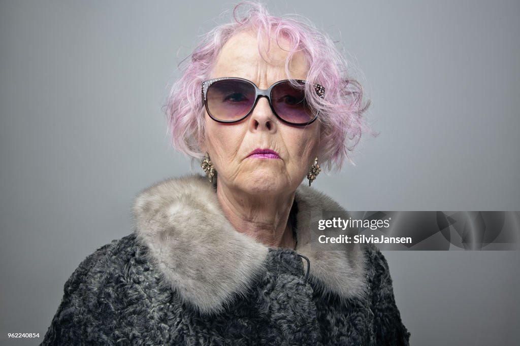 Exzentrische senior Lady mit coole Haltung Porträt