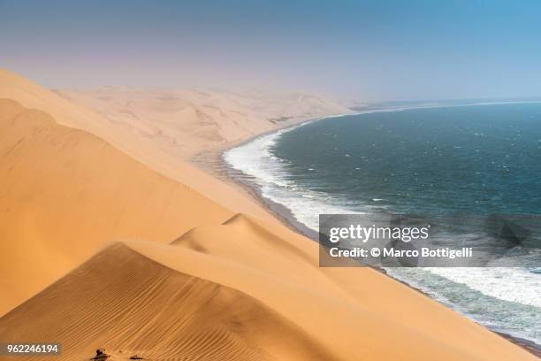 sand dunes at sandwich harbour, namibia - walvis bay stock-fotos und bilder