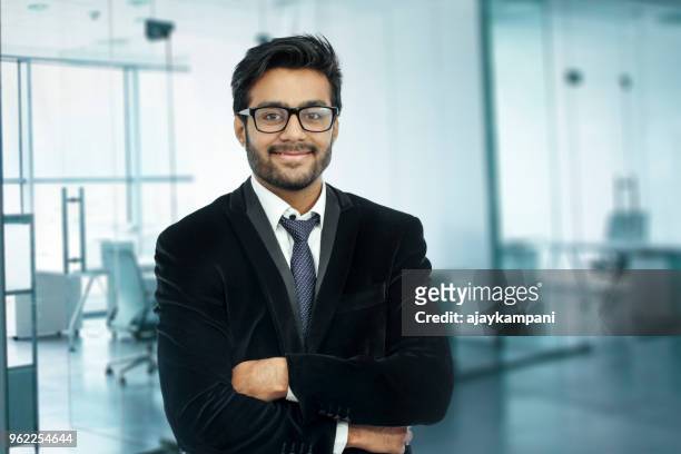 ritratto di uomo d'affari. felice fiducioso giovane uomo d'affari in piedi braccia incrociate, sorridendo. - india foto e immagini stock