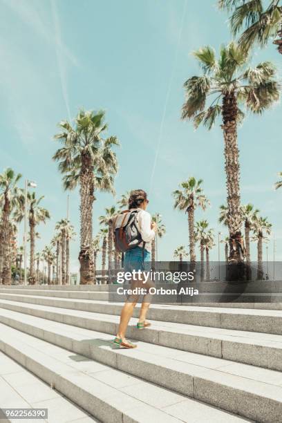 kvinna som tittar på stranden barceloneta - barceloneta beach bildbanksfoton och bilder