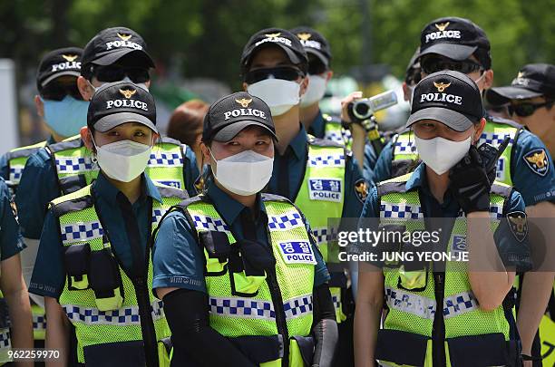 Police Mask Colour In 319 Female Police Officer Mask Stock Photos, High-Res Pictures, and ...