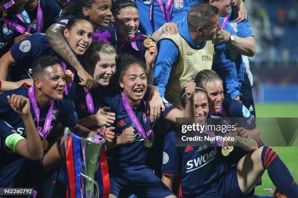 The players of Lyon celebrate after the UEFA Women's Champions League final match between VfL Wolfsburg and Olympique Lyonnais on May 24, 2018 in...