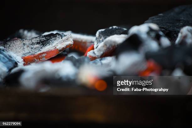 glowing charcoal in grill - cinerea foto e immagini stock