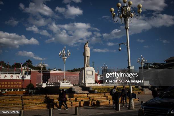 Statue of Mao Zedong stands proudly in the middle of the old town of Shangri-La.