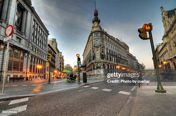 madrid surreal - edificio madrid fotografías e imágenes de stock