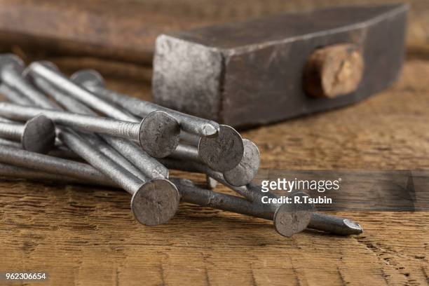 vintage old hammer with rusty nails on wood table background - bricolage stockfoto's en -beelden