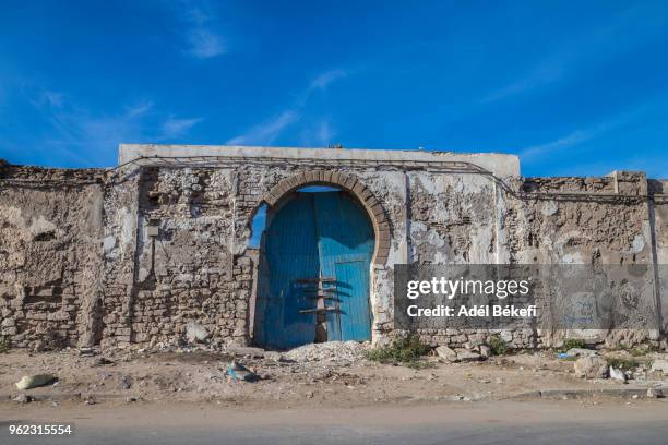 an ruined house with old door in the street (morocco) - dirham stock pictures, royalty-free photos & images