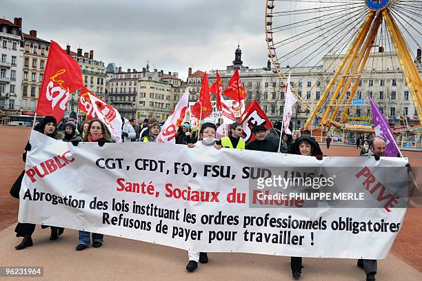 Des personnes participent le 26 janvier 2010 à Lyon à une manifestation nationale des infirmiers pour demander aux députés d'abroger l'ordre des...