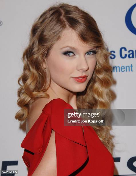 Singer Taylor Swift arrives to the EIF's Women's Cancer Research Fund Hosts "An Unforgettable Evening Benefit at the Beverly Wilshire Four Seasons...