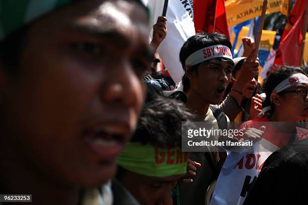 Indonesians stage a mass anti-government protest, as President Susilo Bambang Yudhoyono marks his 100th day in office, at Istana Merdeka on January...
