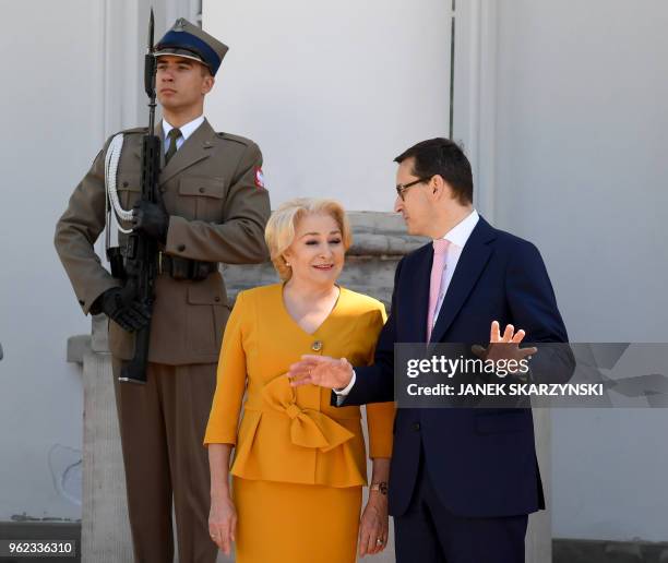 Polish Prime Minister Mateusz Morawiecki welcomes Romania's Prime Minister Viorica Dancila on May 25, 2018 in Warsaw.