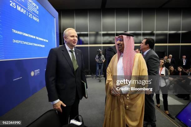 Khalid al-Falih, Saudi Arabia's energy minister, right, speaks to Bob Dudley, chief executive officer of BP Plc, before a panel debate at the St....