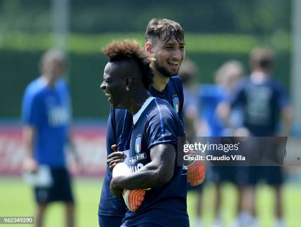 Mario Balotelli and Gianluigi Donnarumma of Italy joked during a Italy training session at Centro Tecnico Federale di Coverciano on May 25, 2018 in...