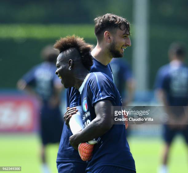 Mario Balotelli and Gianluigi Donnarumma of Italy joked during a Italy training session at Centro Tecnico Federale di Coverciano on May 25, 2018 in...