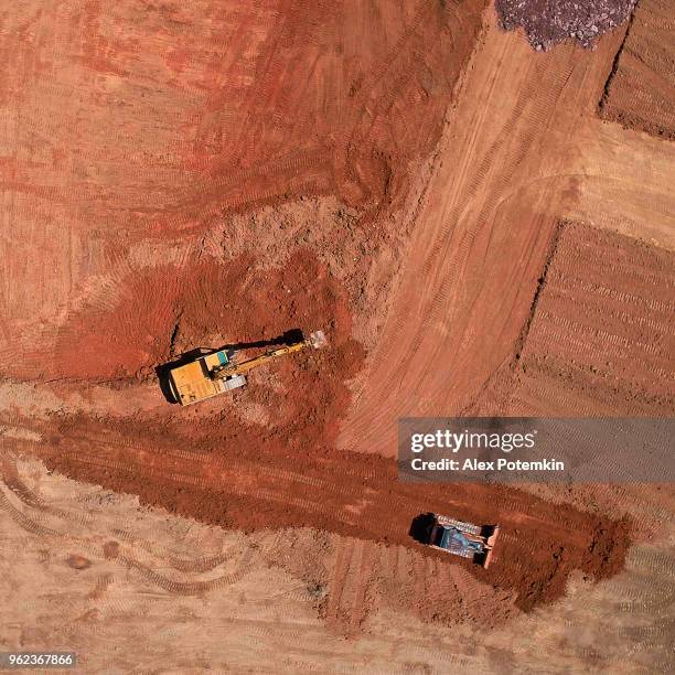 el movimiento de tierras construcción: aplanamiento del lugar de construcción, maquinaria de construcción, excavadora y bulldozer, trabajando en el lugar - movimiento de tierras fotografías e imágenes de stock