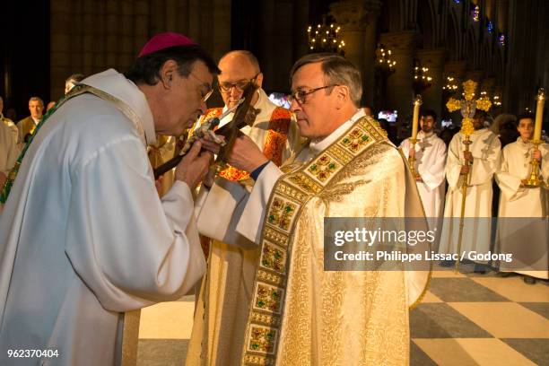 paris, france. rector welcoming the new paris archbishop at notre dame cathedral. - archeveque de paris photos et images de collection