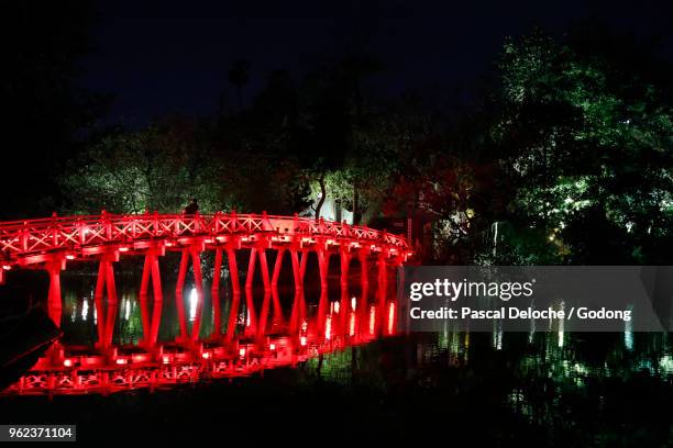 huc bridge on hoan kiem lake at night. hanoi. vietnam. - huc bridge stock pictures, royalty-free photos & images