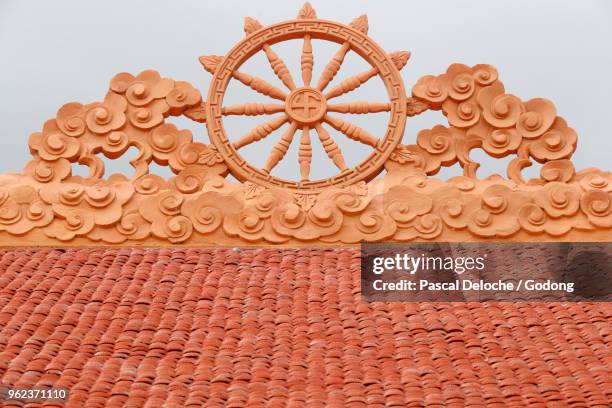 chua ho quoc pagoda. roof with dharma wheel. phu quoc. vietnam. - dharma wheel stockfoto's en -beelden