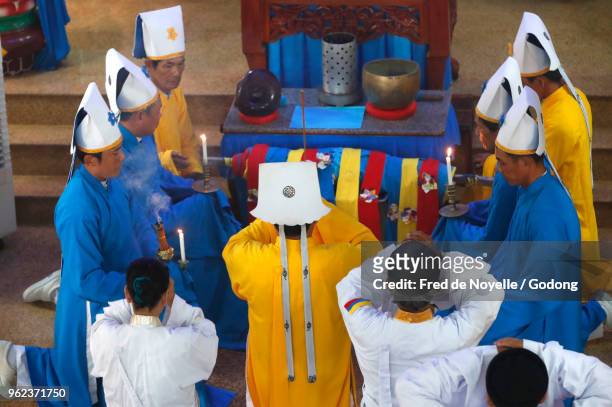 cao dai temple. worshippers at service. phu quoc. vietnam. - cao dai temple stock pictures, royalty-free photos & images