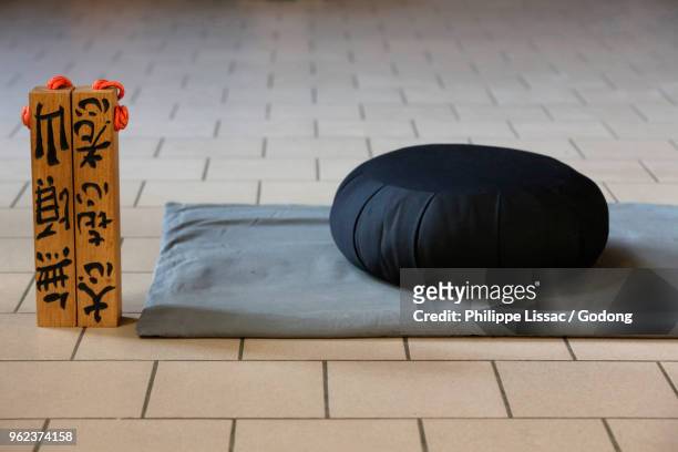 zen sesshin (retreat). france. meditation cushion . - cushion imagens e fotografias de stock