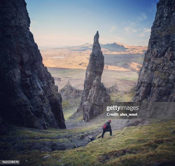 wandelaar op de pinnicle van de naald. - skye stockfoto's en -beelden