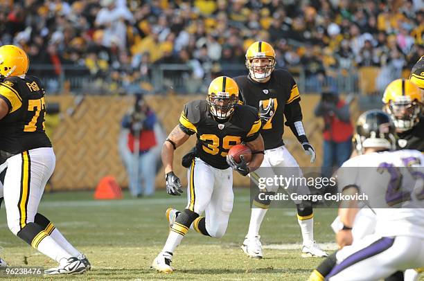 Running back Willie Parker of the Pittsburgh Steelers runs with the football after taking a handoff from quarterback Ben Roethlisberger during a game...