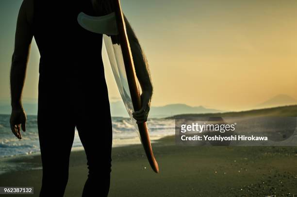 silhouette of senior surfer - chigasaki 個照片及圖片檔