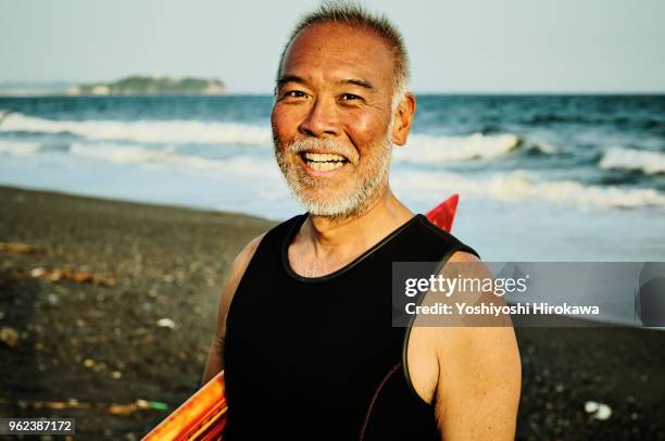 portrait of legendary surfer - old asian man foto e immagini stock