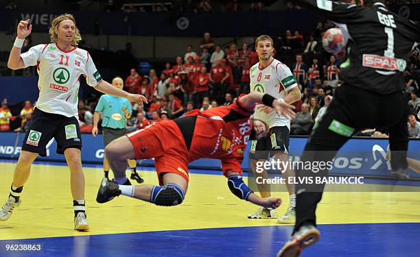 Defence players of Norway vie with Robert Gunnarsson of Iceland, in Vienna on January 28 during second round game at EHF EURO 2010 Championship.