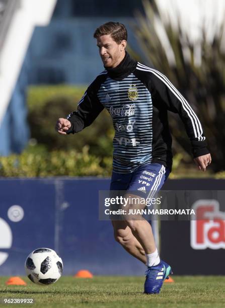 Argentina's national football team defender Cristian Ansaldi passes the ball, during a training session in Ezeiza, Buenos Aires on May 25, 2018. -...