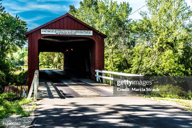 red covered bridge - princeton illinois fotografías e imágenes de stock