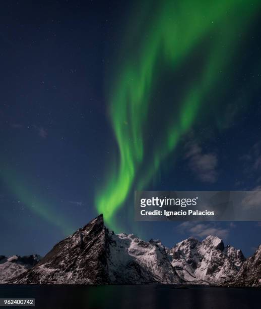 northern lights (aurora borealis), hamnoy, lofoten - ignacio palacios stockfoto's en -beelden