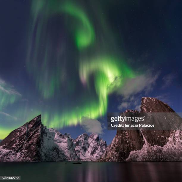 northern lights (aurora borealis), hamnoy, lofoten - ignacio palacios stockfoto's en -beelden