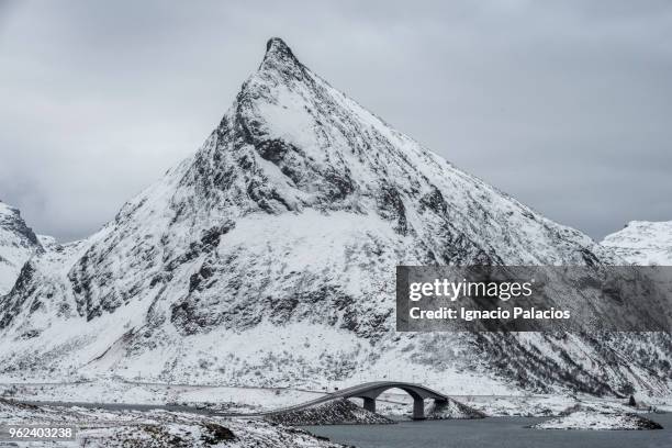 mountain peak and bridge, lofoten islands - ignacio palacios stockfoto's en -beelden