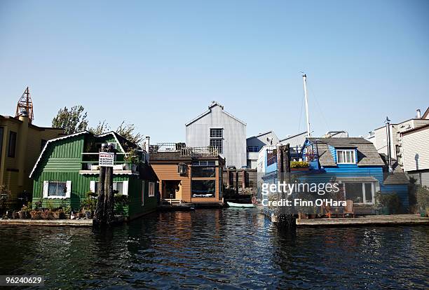 houseboats in vancouver. - vancouver summer stock-fotos und bilder