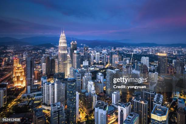 kuala lumpur horizonte al atardecer - kuala lumpur fotografías e imágenes de stock